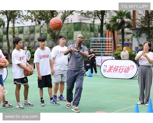 NBA季前赛球迷日互动活动邀请球星与网络名人同场竞技挑战技巧 NBA季前赛球迷日互动活动邀请球星与网络名人同场竞技挑战技巧
